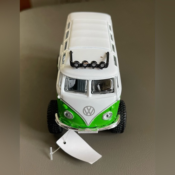 Maisto Volkswagen VW Lifted Van Samba 1/40 Model Green and White 4x4 - Picture 1 of 8